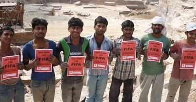 Fifa non solo corruzione oggi protesta dei sindacati per operai edili morti in Qatar opengraph