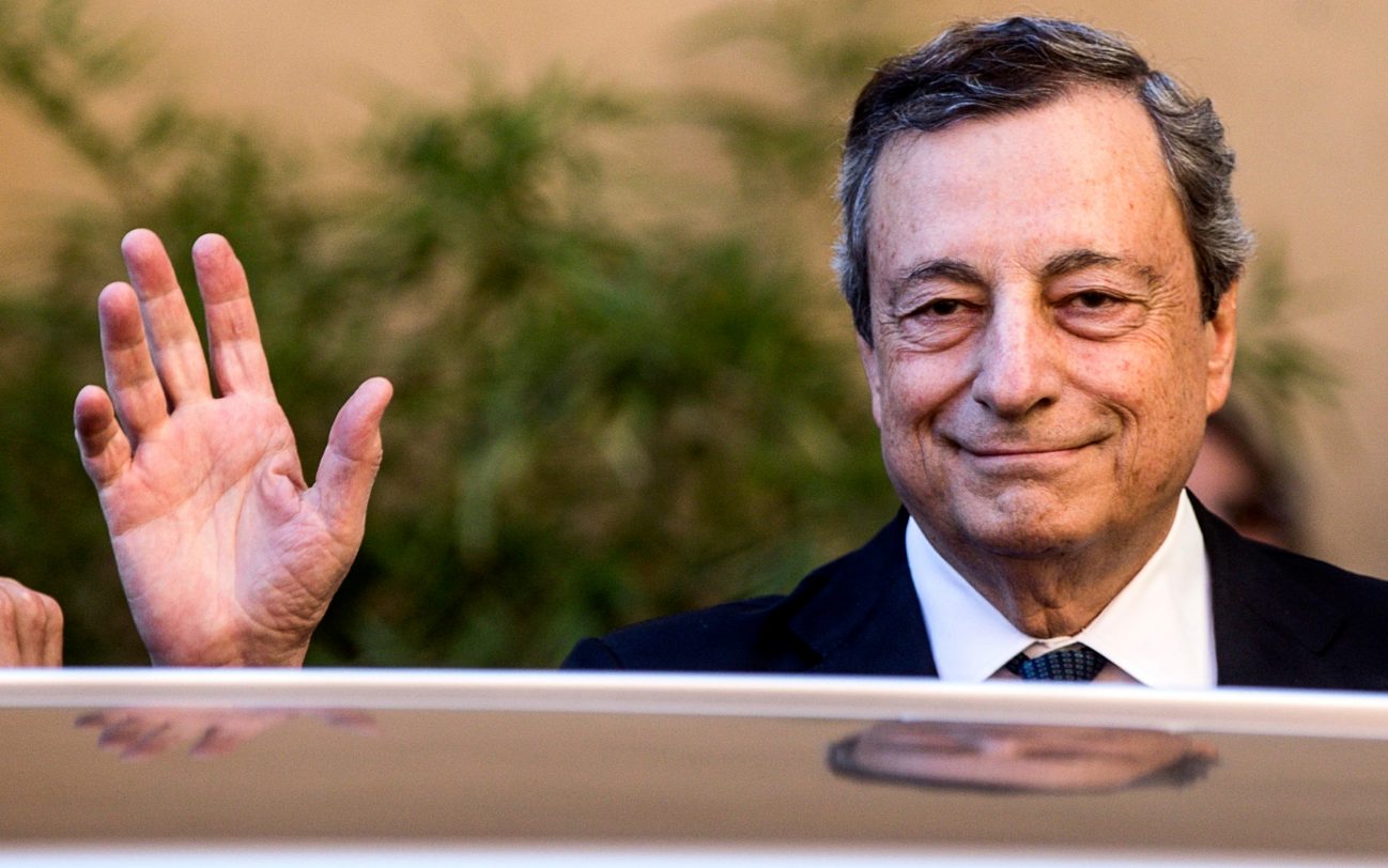 Foto Draghi che saluta