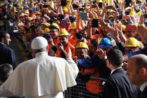 Foto Papa Francesco con lavoratori 