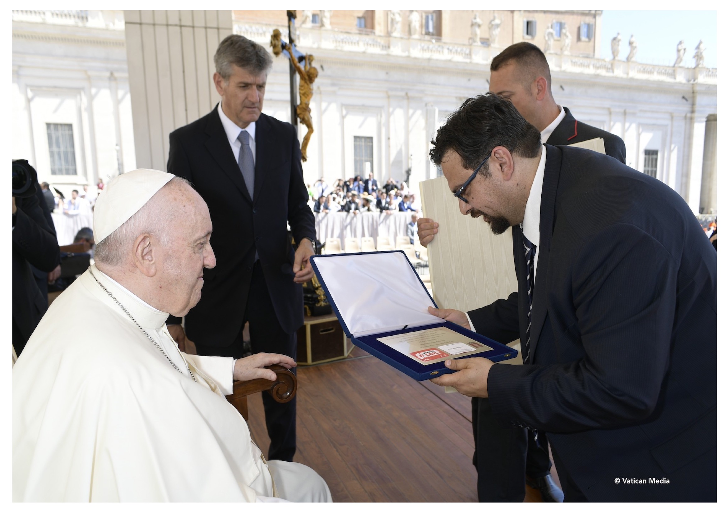 Foto Papa Francesco consegna tessera