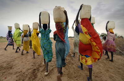 Foto Women Carrying Water On Their Heads