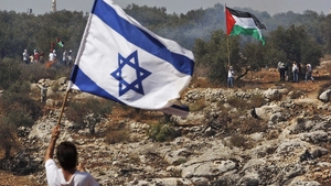 Foto due bandiere conflitto a gerusalemme